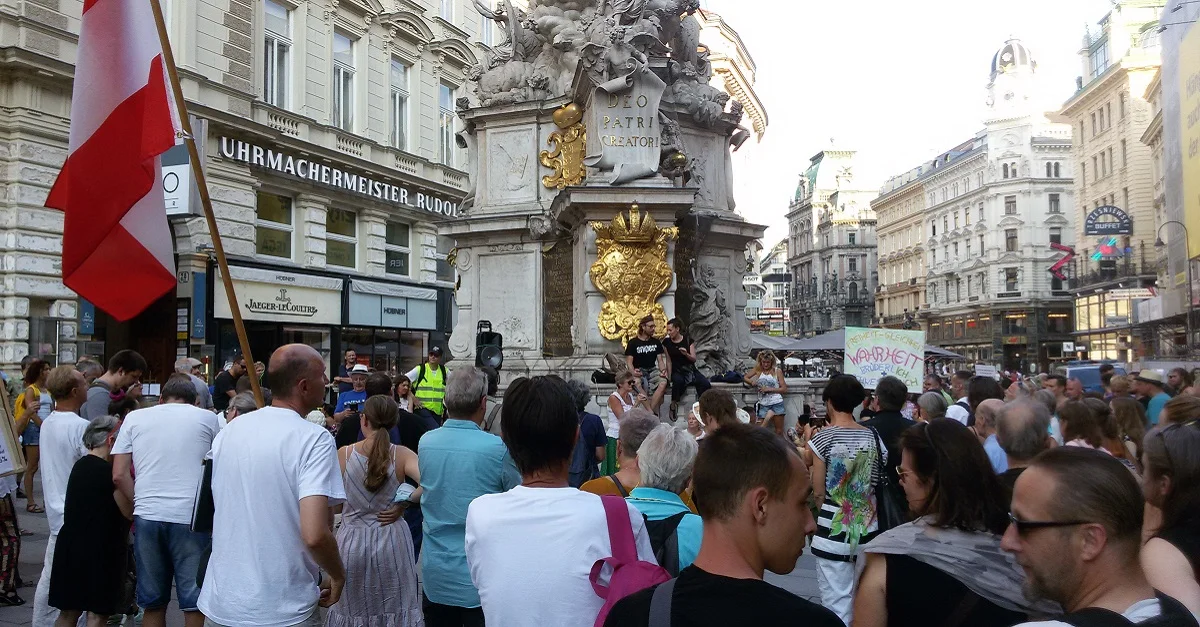 Rede von Inge Rauscher bei der Kundgebung am 8. August bei der Pestsäule am Graben. Bild: Privat