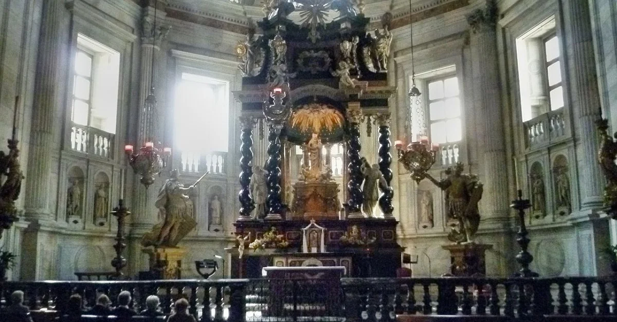 Symbolbild (Innenraum Dom zu Como): JoJan via Wikimedia Commons [CC BY 3.0] (Bild zugeschnitten)
