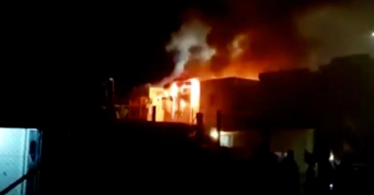 Das Bild zeigt den zweiten großen Brand im Migrantenlager auf der griechischen Insel Samos / Screenshot: Twitter