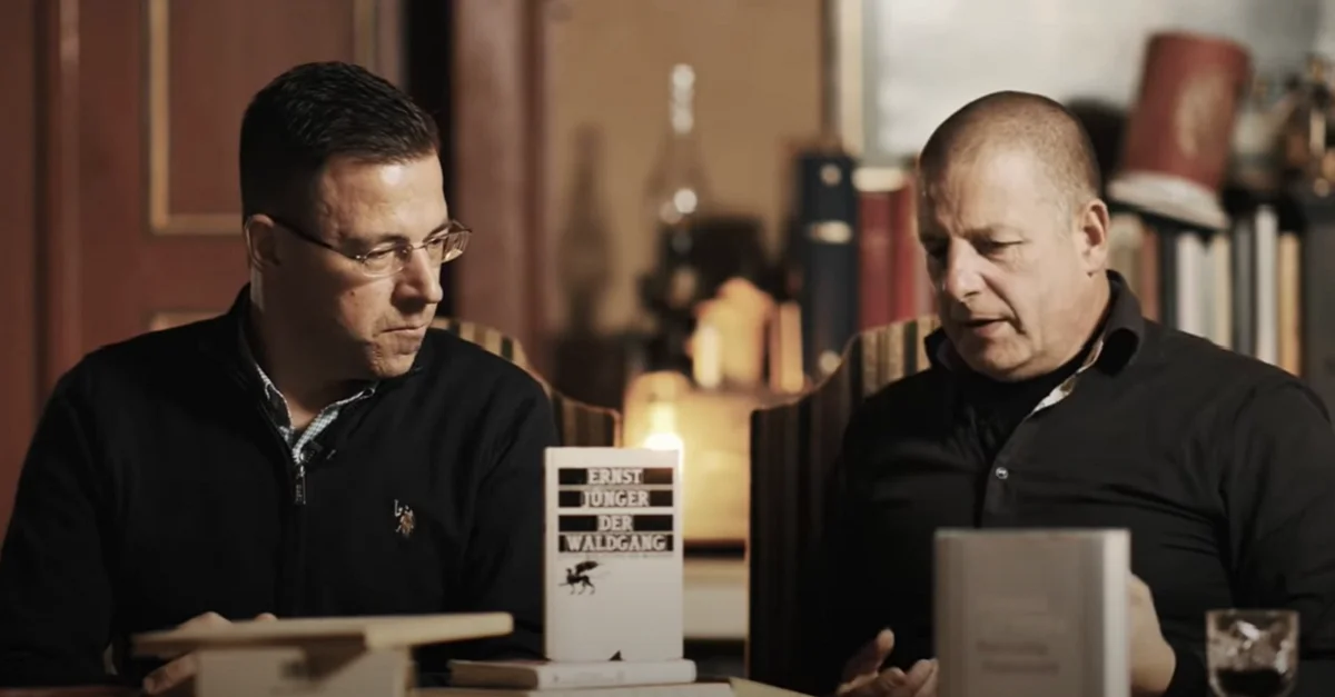 IfS-Leiter Dr. Erik Lehnert und der Verleger Götz Kubitschek würdigen Ernst Jüngers Geburtstag. Bild: Screenshot YouTube / kanal schnellroda
