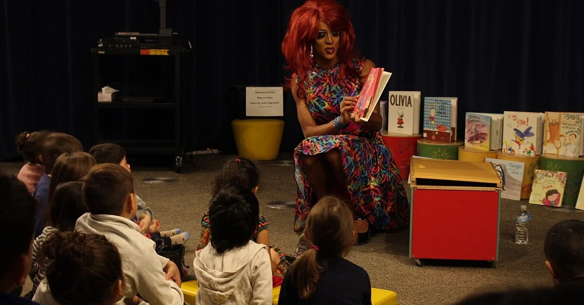 Symbolbild: Eine Drag Queen bei einer Kinderbuchlesung in Montreal / Bild: Jennifer Ricard, CC BY-SA 4.0, via Wikimedia Commons (Bild zugeschnitten)
