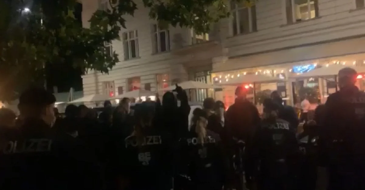 Polizeikette, dahinter vermummte Linksextreme. Bild:
Screenshot Dlive