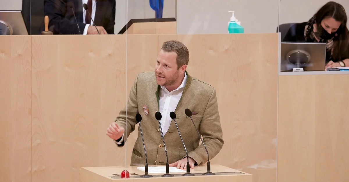 Am Rednerpult Nationalratsabgeordneter Michael Schnedlitz (F)
