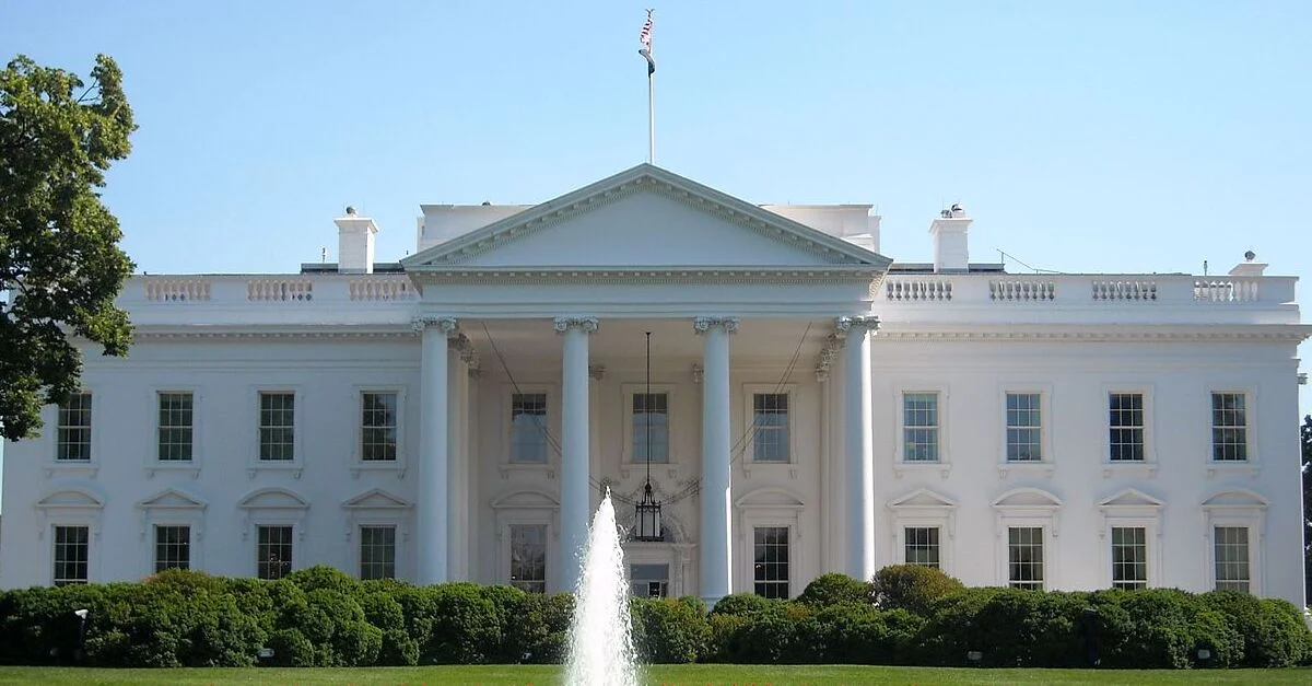 Bild: Das Weiße Haus in Washington D.C. / Bild: AgnosticPreachersKid, CC BY-SA 3.0, via Wikimedia Commons (Bild zugeschnitten)