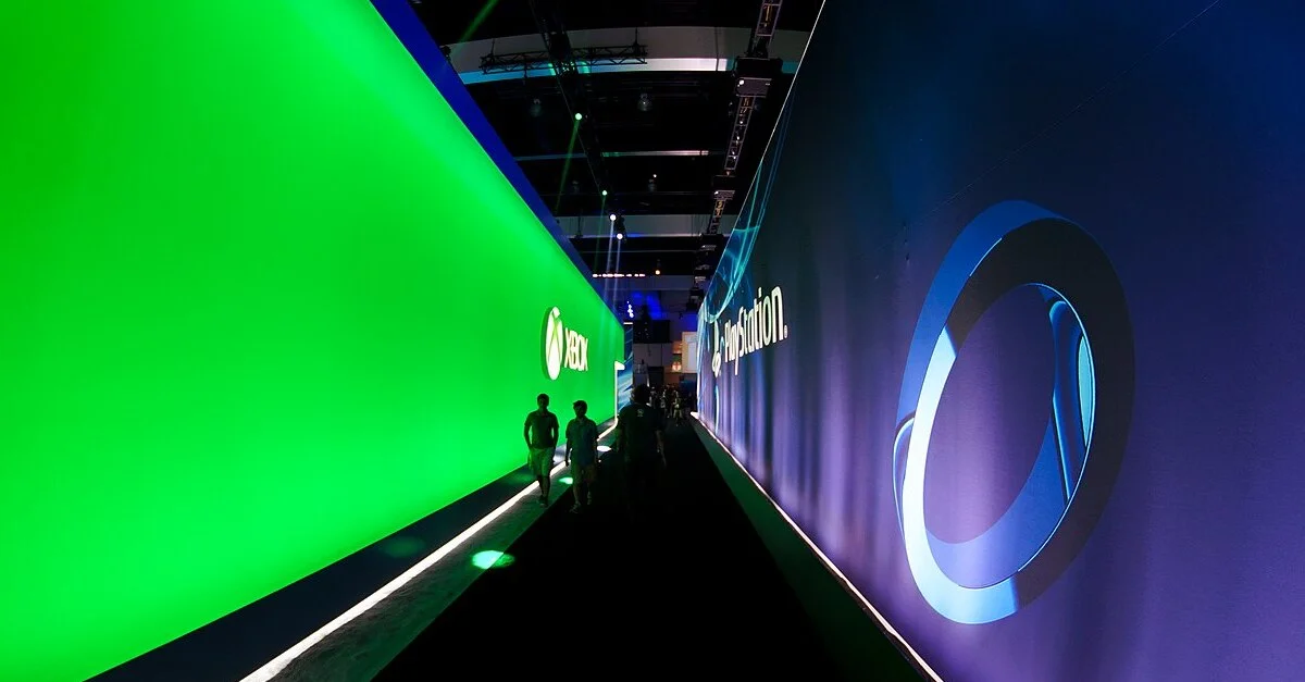 Bild: Sony und Microsoft haben vor Kurzem ihre neuen Spielekonsolen auf den Markt gebracht / Bild: dalvenjah from USA, CC BY-SA 2.0, via Wikimedia Commons (Bild zugeschnitten)
