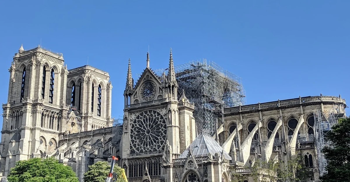 Bild: Die Kathredrale nur wenige Tage nach dem Großbrand / Bild: Tanjasimone, CC BY 4.0, via Wikimedia Commons (Bild zugeschnitten)