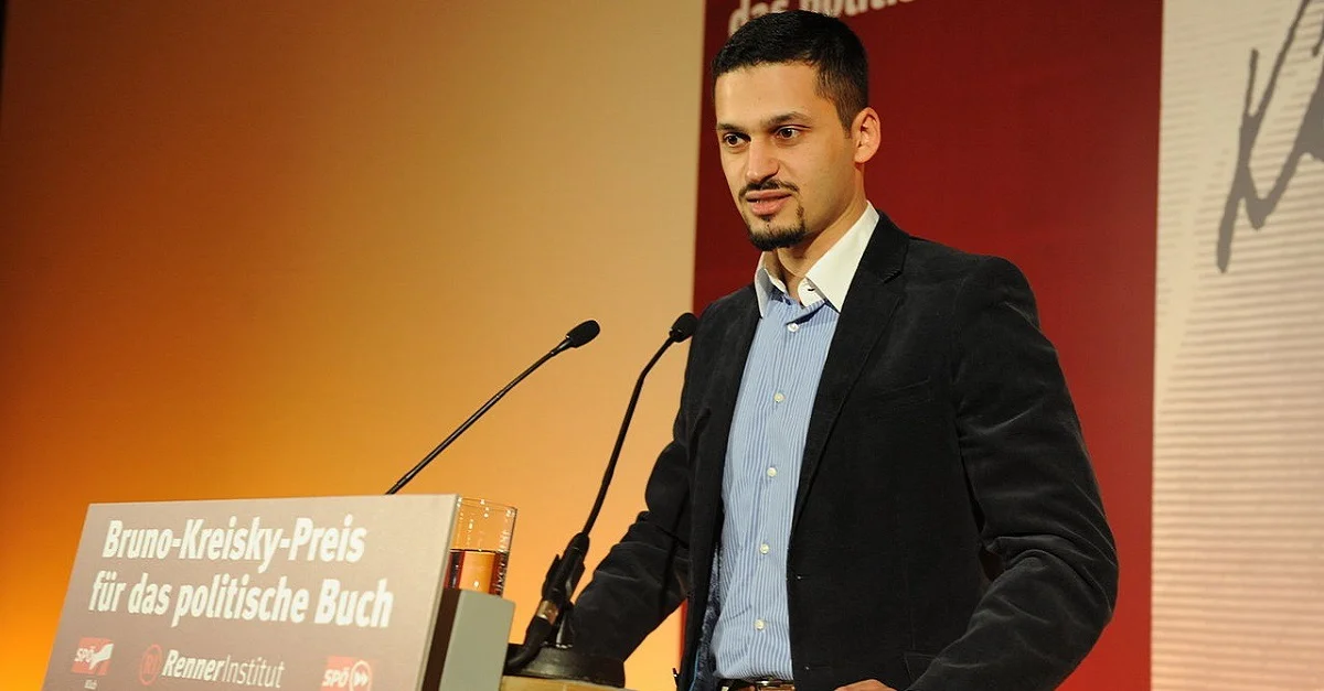 Bild (Hafez 2010): Trollma via Wikimedia Commons [CC BY 3.0] (Bild zugeschnitten)
