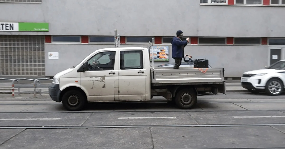 Der Lautsprecherwagen mit Georg Immanuel Nagel. Bild: pirvat