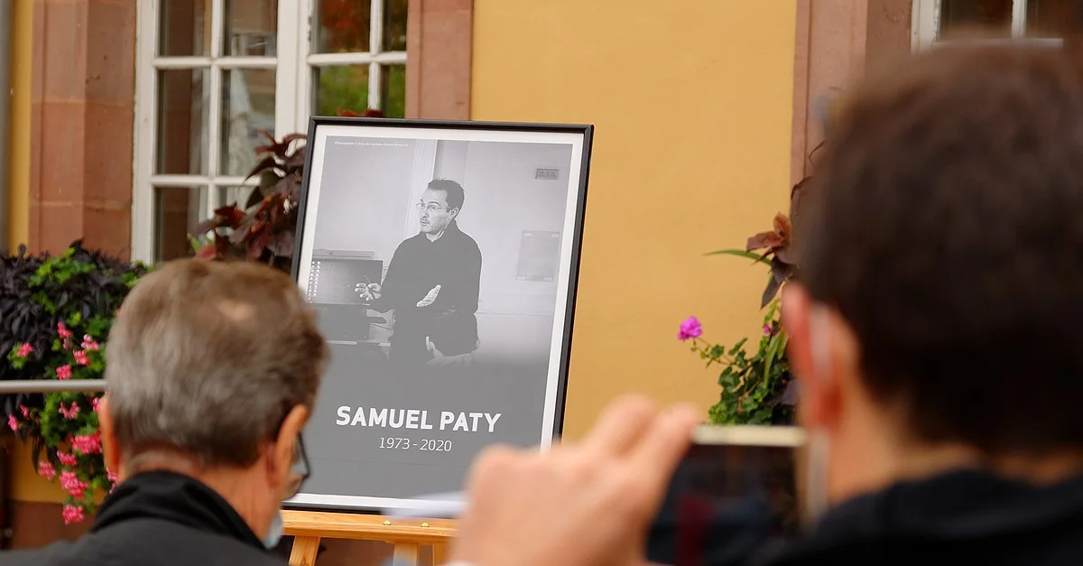 Bild: Der französische Geschichtslehrer Samuel Paty wurde auf offener Straße enthauptet. / Bild: Thomas Bresson, CC BY 4.0, via Wikimedia Commons (Bild zugeschnitten)