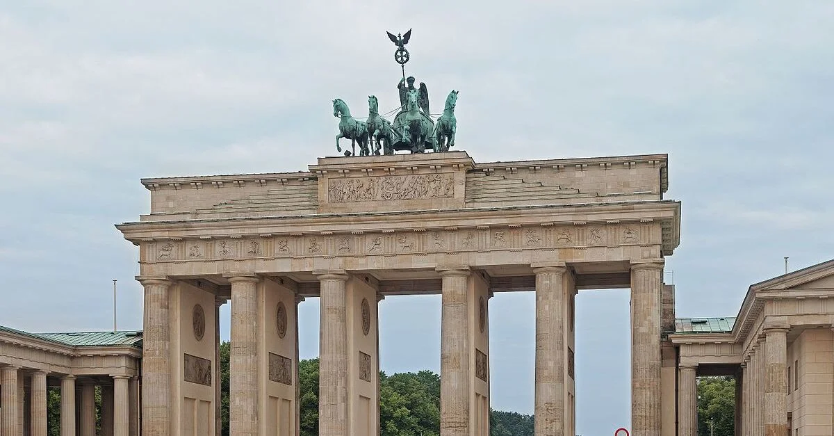 Bild: Der mutmaßliche Drahtzieher hinter dem „Ibiza-Video“ konnte in Berlin festgenommen werden / Bild: Thomas Wolf, www.foto-tw.de, CC BY-SA 3.0, via Wikimedia Commons (Bild zugeschnitten)