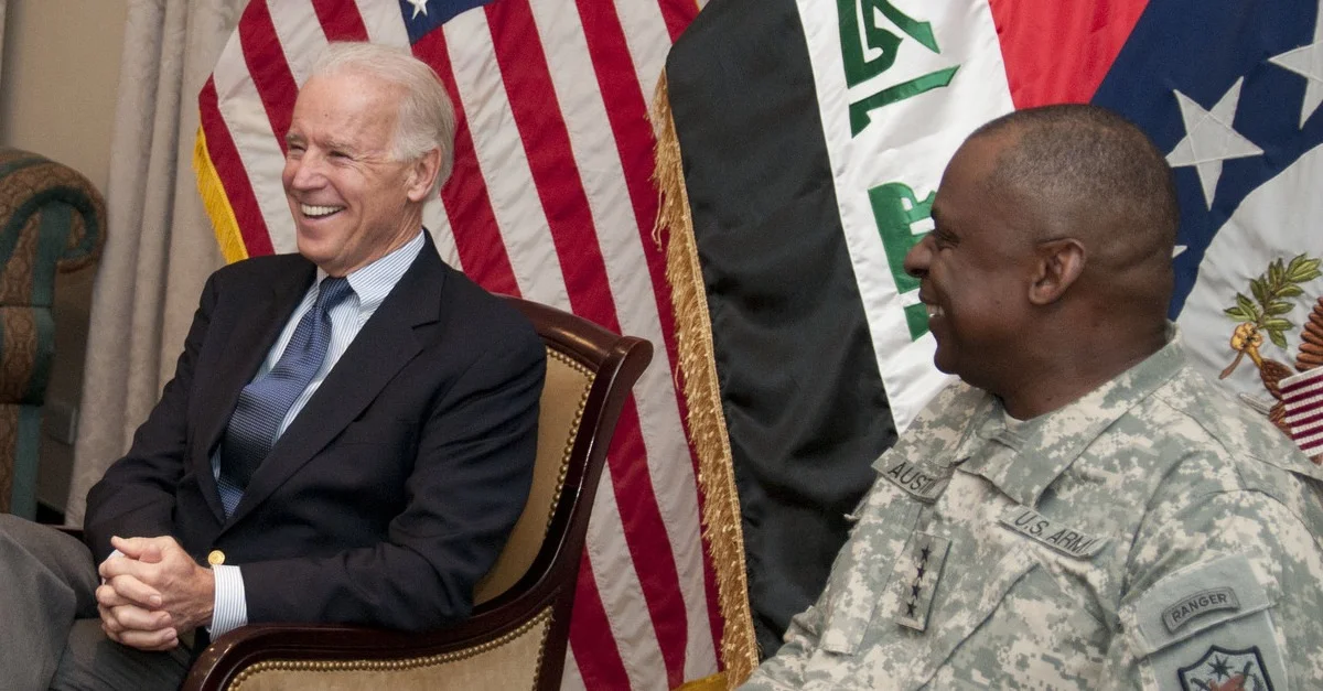 Bild: Joe Biden (damals noch als Vize-Präsident) und Lloyd Austin bei einem Besuch im Irak / Bild: DVIDSHUB, CC BY 2.0, via Wikimedia Commons (Bild zugeschnitten)