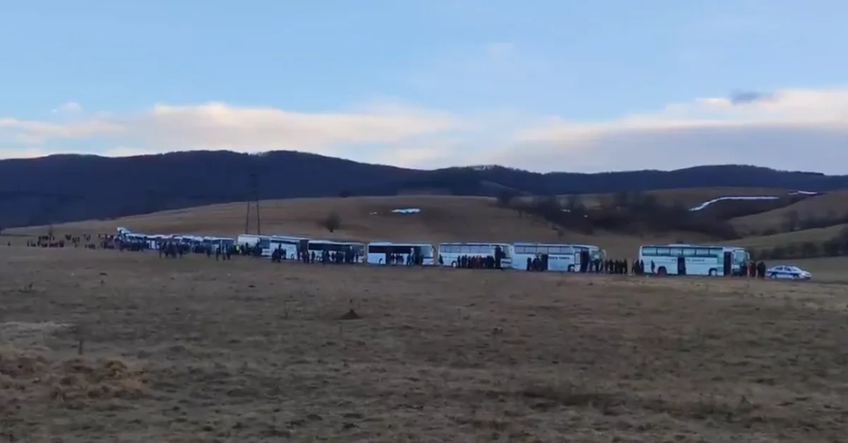 Bild: Die Migranten warten noch auf ihre Verlegung / Bild: Screenshot Twitter