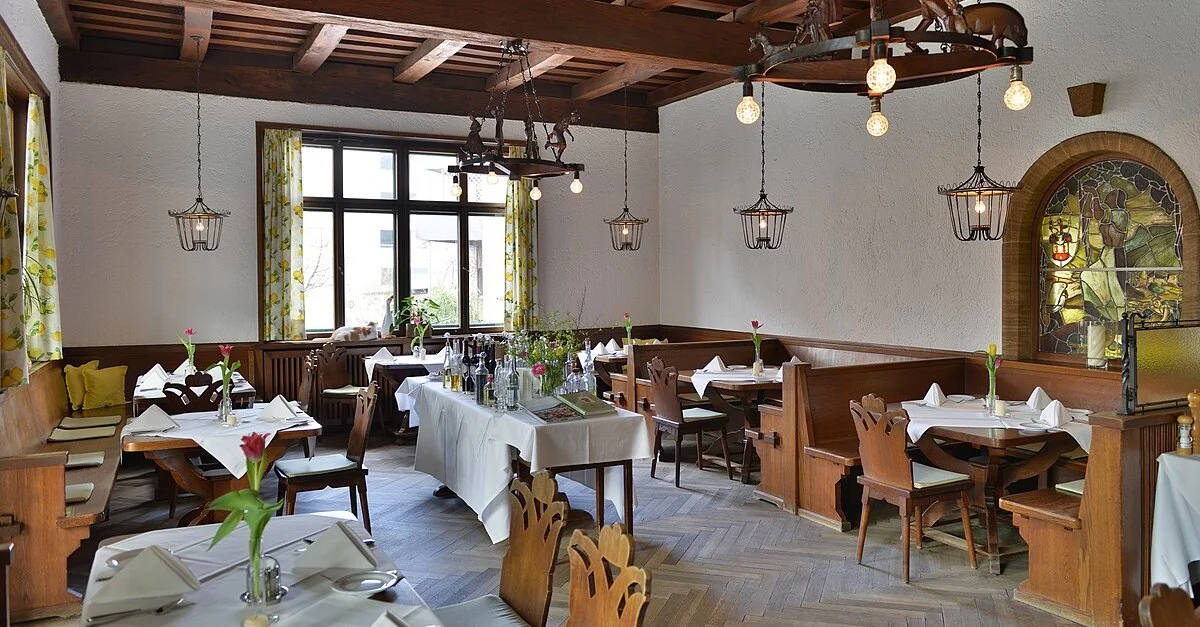 Symbolbild (Österreichisches Wirtshaus): Friedrich Böhringer Wikimedia Commons, CC BY-SA 3.0 AT]  (Bild zugeschnitten)
