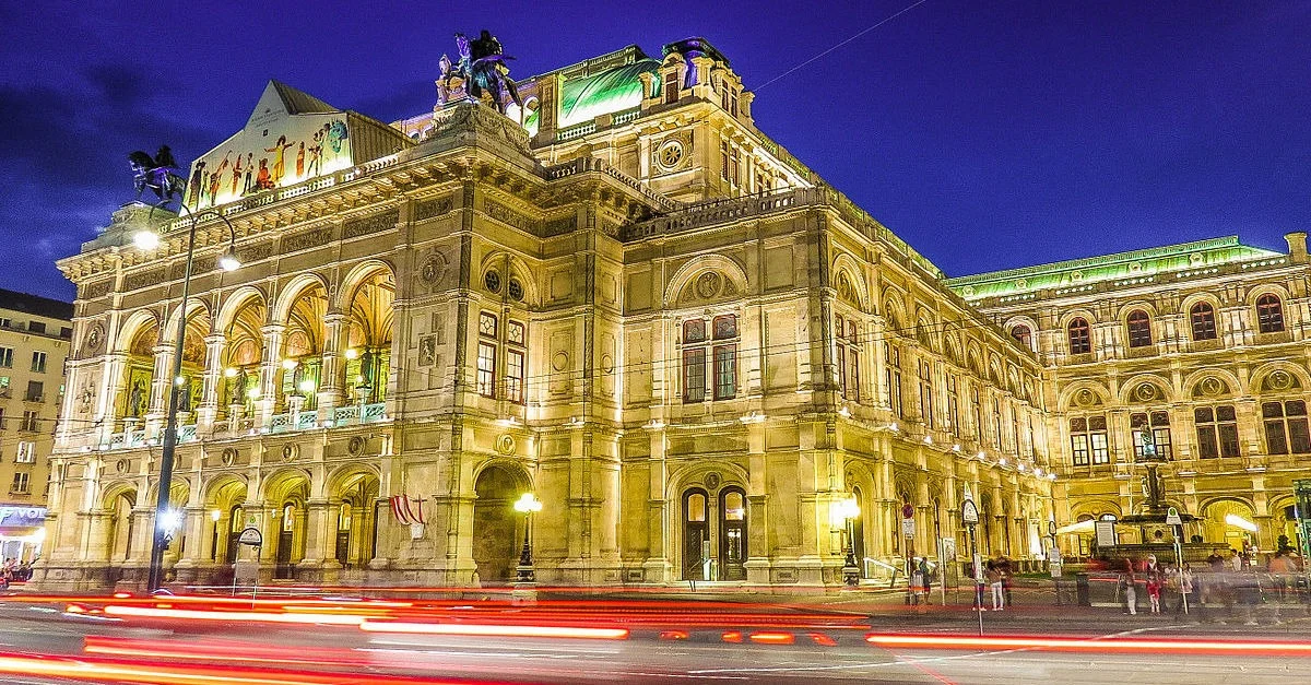 Bild: Wiener Staatsoper / Bild: Kiefer. from Frankfurt, Germany, CC BY-SA 2.0, via Wikimedia Commons (Bild zugeschnitten)