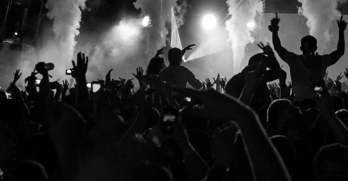 Symbolbild: Konzertbesucher/ Bild:
Photo by form PxHere
(CC0)