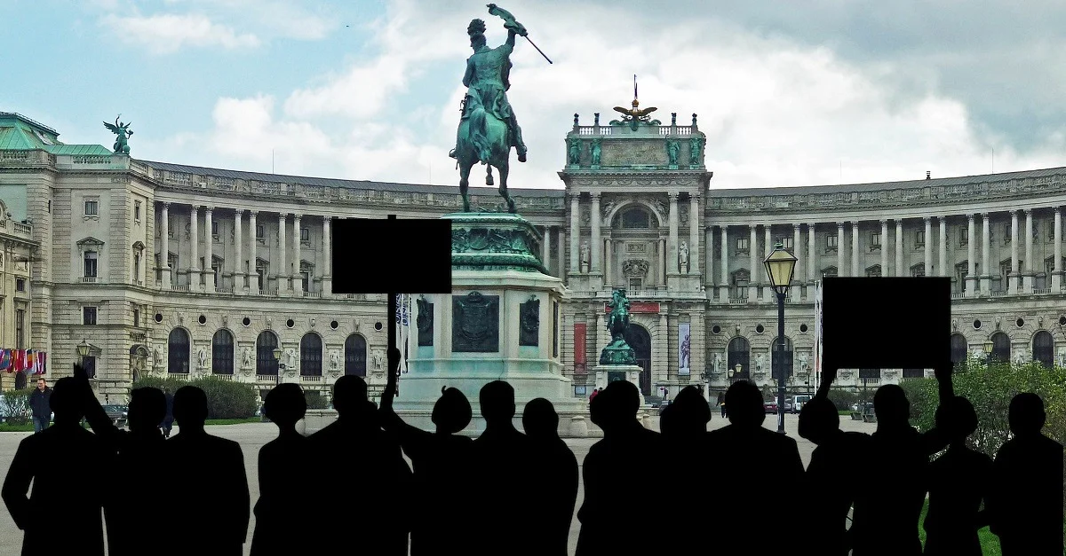 Symbolbild Heldenplatz: SchiDD via Wikimedia Commons [CC BY-SA 4.0] (Bildausschnitt) / Symbolbild Silhouette Demonstranten: Pixabay / Collage: Tagesstimme.
