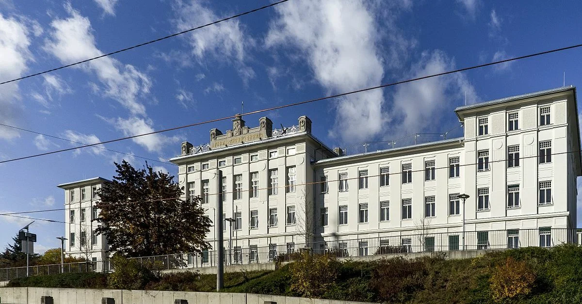 Bild: Hauptgebäude des LKH in Graz (Steiermark) / Bild: Thomas Ledl, CC BY-SA 4.0, via Wikimedia Commons (Bild zugeschnitten)