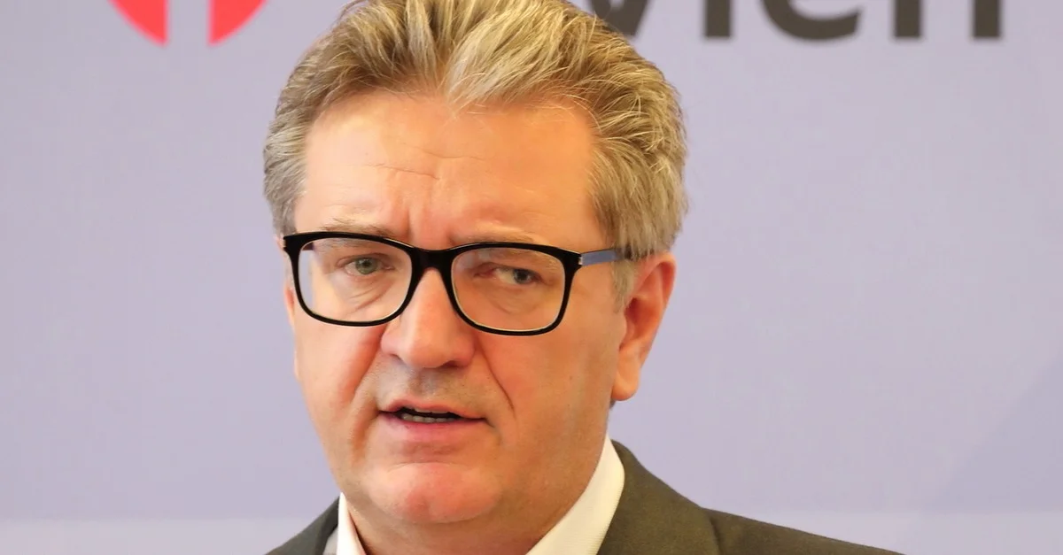 Bild: SPÖ-Gesundheitsstadtrat Peter Hacker bei einer Pressekonferenz in Wien / Bild: Bwag, CC BY-SA 4.0, via Wikimedia Commons (Bild skaliert und zugeschnitten)