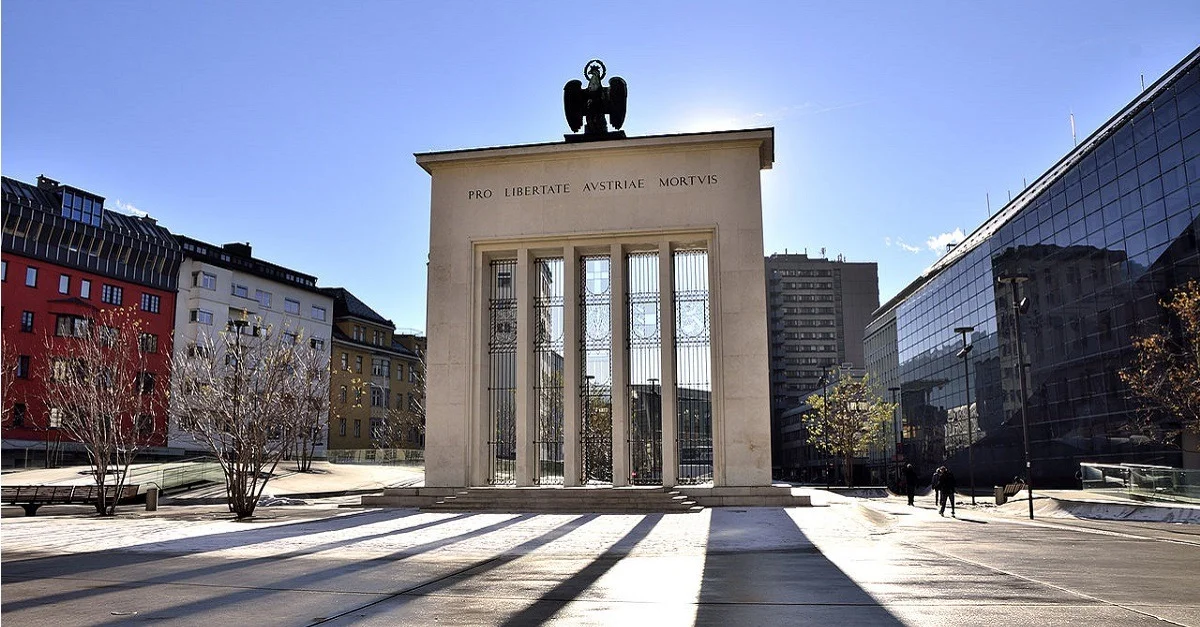 Am Innsbrucker Landhausplatz &#8211; im Bild ist das Befreiungsdenkmal zu sehen &#8211; sollte die Versammlung stattfinden. Symbolbild: Elżbieta Fazel via Wikimedia Commons [CC BY-SA 3.0]
