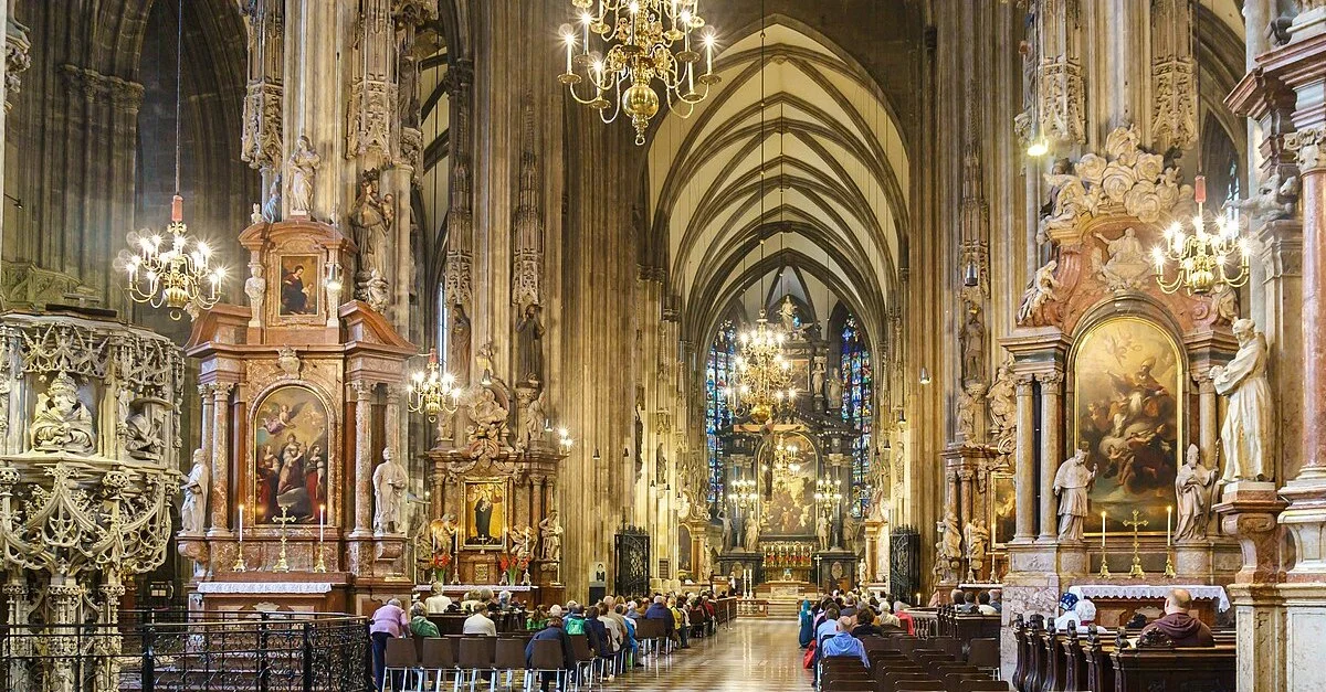 Symbolbild: Innenansicht Wiener Stephansdom / Bild: Radler59, CC BY-SA 4.0, via Wikimedia Commons (Bild zugeschnitten)