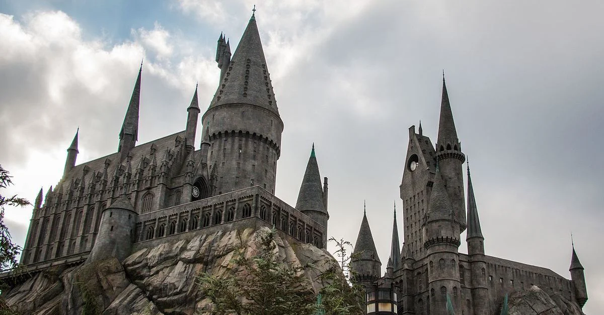 Bild: Das Hogwarts Schloss in den Universal Studios in Hollywood / Bild: HarshLight from San Jose, CA, USA, CC BY 2.0, via Wikimedia Commons (Bild zugeschnitten)