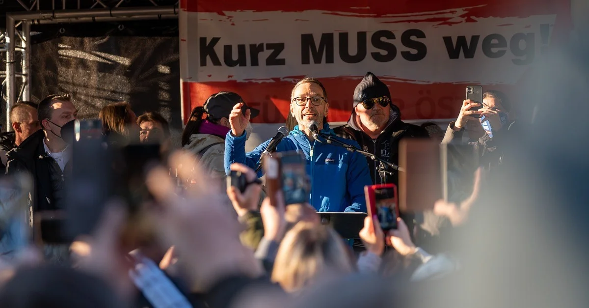 FPÖ-Klubobmann Herbert Kickl bei der Corona-Protestkundgebung in Wien. Bild: Alois Endl.