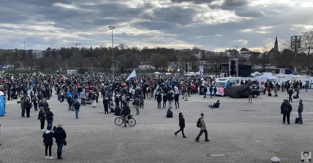 Boris Reitschuster berichtete via Livestream von der Kundgebung. Bild: Screenshot YouTube / Boris Reitschuster.