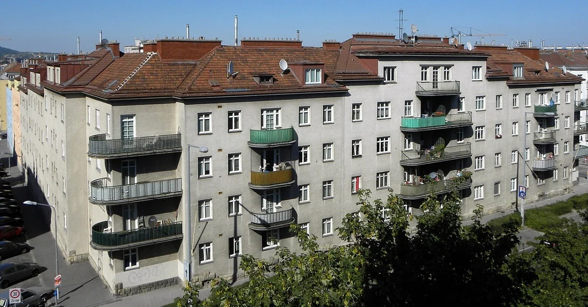 Symbolbild (Gemeindebau in Wien): Häferl via Wikimedia Commons [CC BY-SA 3.0] (Bild zugeschnitten)
