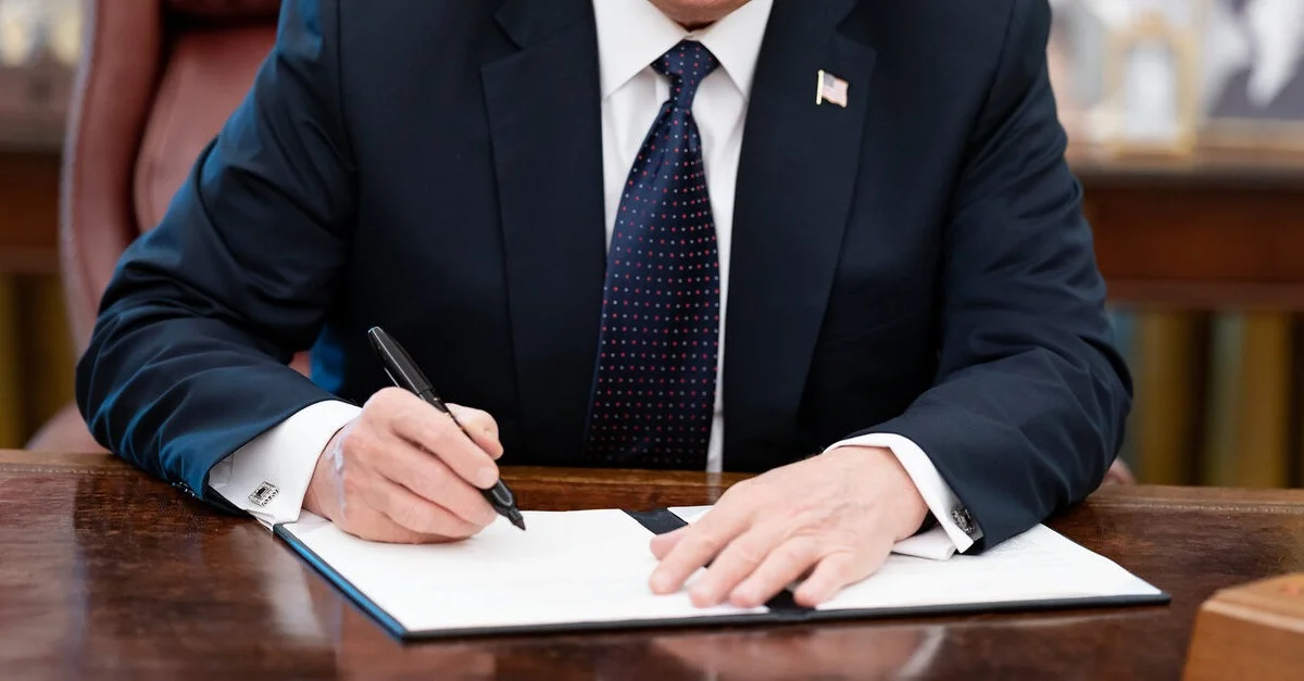 Symbolbild: Donald Trump, damals noch als US-Präsident, beim Unterzeichnen von Dokumenten / Bild: flickr CC PD-M 1.0