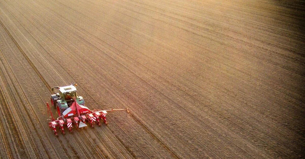 Symbolbild: Traktor bei der Feldarbeit / Bild: Flickr CC BY-NC 2.0