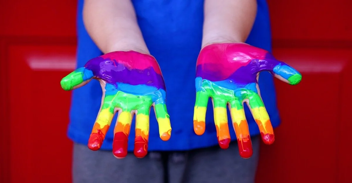 Symbolbild: Kinderhände mit Regenbogenfarben / Bild: Bild von Sharon McCutcheon auf Pixabay (Bild zugeschnitten)
