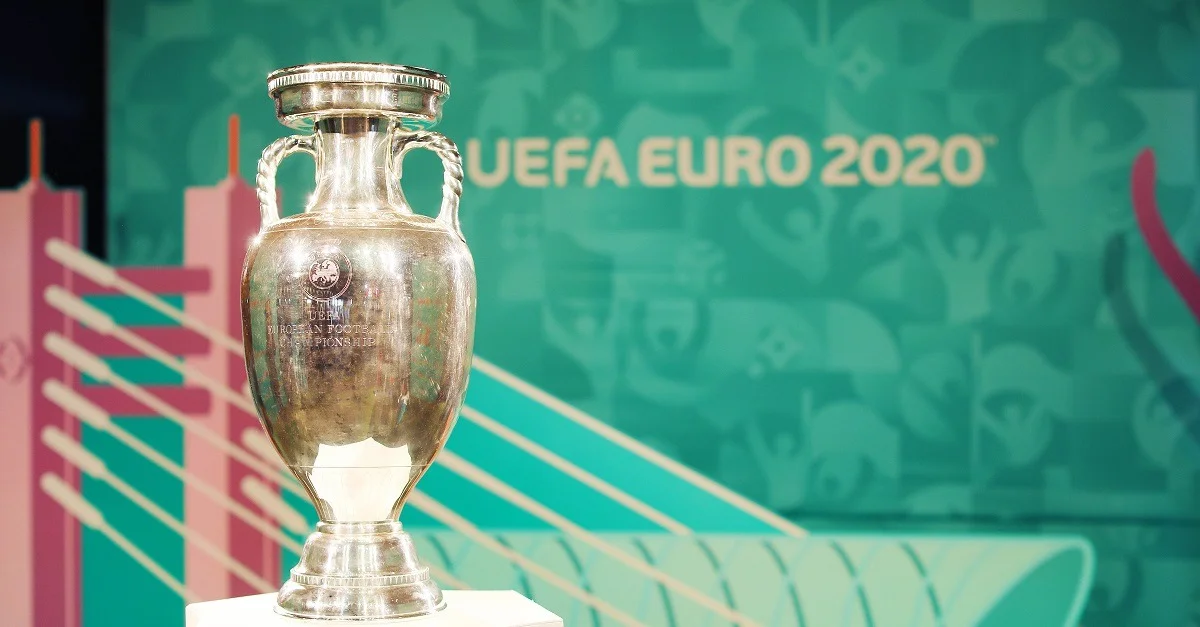Symbolbild: „UEFA European Football Championship Trophy at Bucharest, Romania“ / Marco Verch, CC BY 2.0 DE, via ccn.de