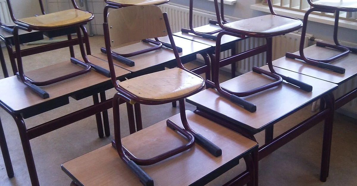 Symbolbild: Leeres Klassenzimmer / Bild: Onderwijsgek at nl.wikipedia, CC BY-SA 3.0 NL, via Wikimedia Commons (Bild zugeschnitten)