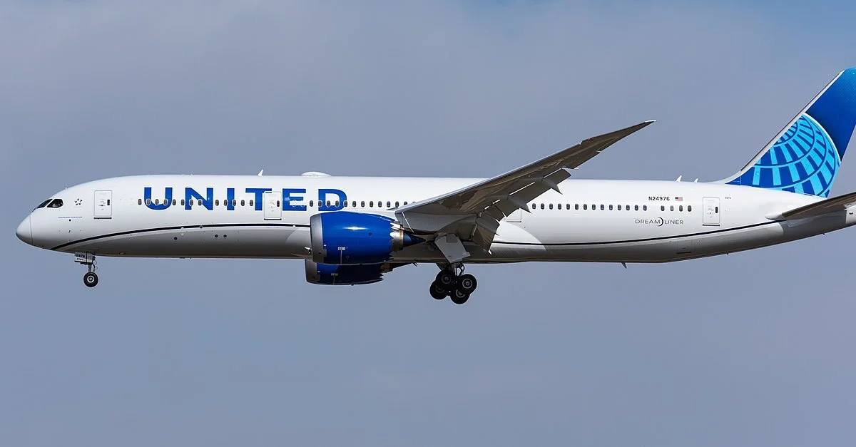 Symbolbild: Maschine der United Airlines / Bild: N509FZ, CC BY-SA 4.0, via Wikimedia Commons (Bild zugeschnitten)