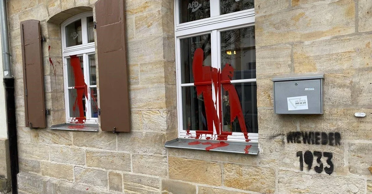 Die Schäden am AfD-Büro in Bamberg. Bild: Jan Schiffers.