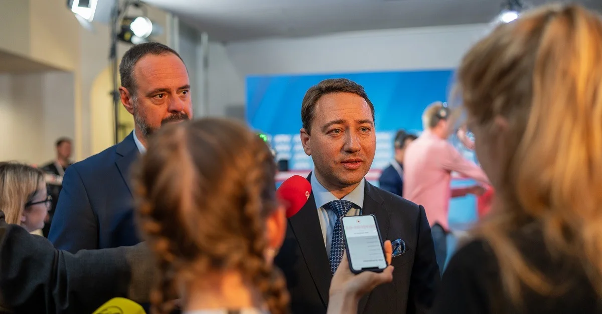 Manfred Haimbuchner vor Journalisten. © Alois Endl