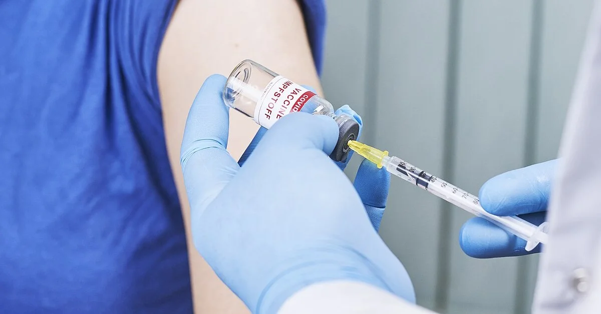 Symbolbild: Corona-Impfung / Bild: Tim Reckmann from Hamm, Deutschland, CC BY 2.0, via Wikimedia Commons (Bild zugeschnitten)