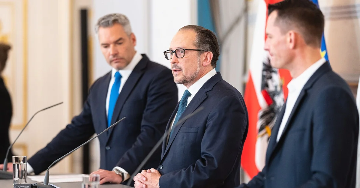 Am 14. November 2021 nahmen Bundeskanzler Alexander Schallenberg (m.), Bundesminister Karl Nehammer (l.) und Bundesminister Wolfgang Mückstein (r.) an einer Pressekonferenz zu Corona-Maßnahmen teil. Foto: (C) BKA/Florian Schrötter