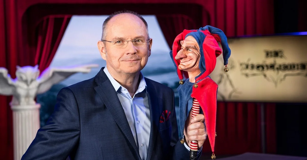 Ferdinand Wegscheider in seiner Satire-Sendung „Der Wegscheider“.. (c) Servus TV