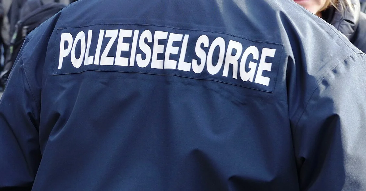 Symbolbild: Polizeiseelsorge / Bild: blu-news.org, CC BY-SA 2.0, via Wikimedia Commons (Bild zugeschnitten)