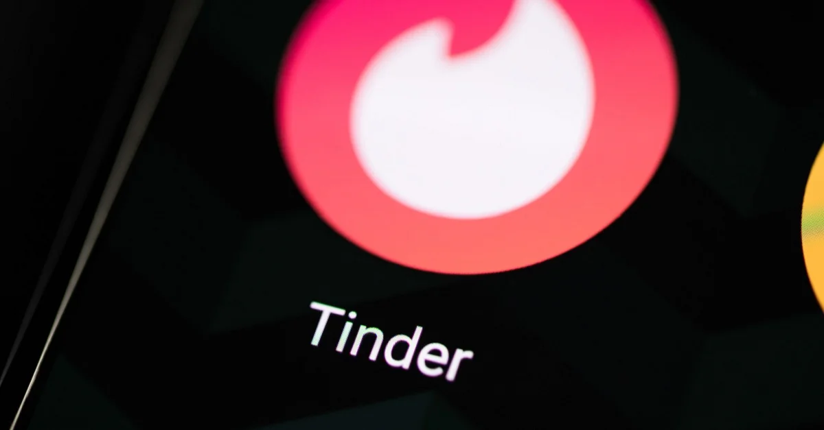 Ivan Radic (Tinder app icon on smartphone screen) , CC BY 2.0, via flickr