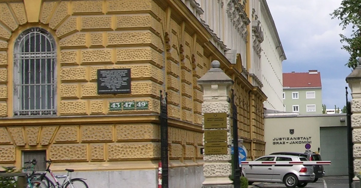 Bild: Das Landesgericht für Strafsachen in Graz, im Hintergrund die Justizanstalt Graz-Jakomini / Bild: H.Moschitz – S.Partl, CC BY 3.0, via Wikimedia Commons (Bild zugeschnitten)