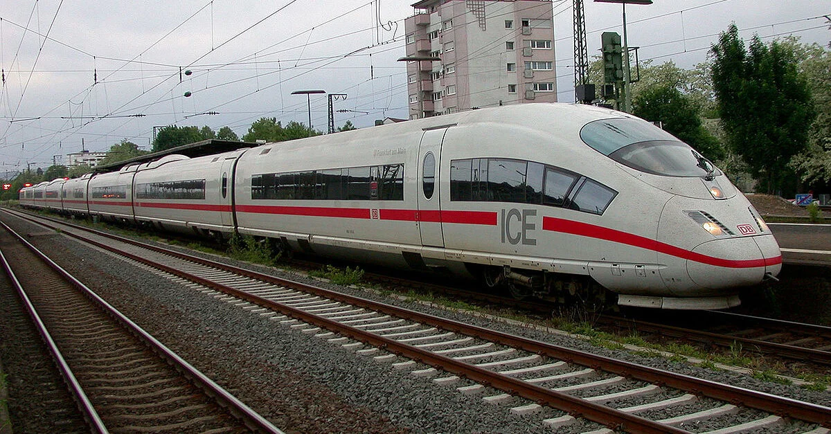 Symbolbild: ICE-Zug der Deutschen Bahn/ Bild: Sebastian Kasten, CC BY-SA 3.0, via Wikimedia Commons (Bild zugeschnitten)