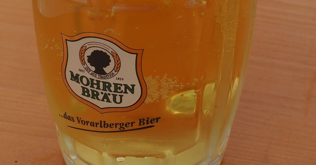 Symbolbild: Das alte Logo der Mohrenbrauerei in Vorarlberg / Bild: JIP, CC BY-SA 4.0, via Wikimedia Commons (Bild zugeschnitten)