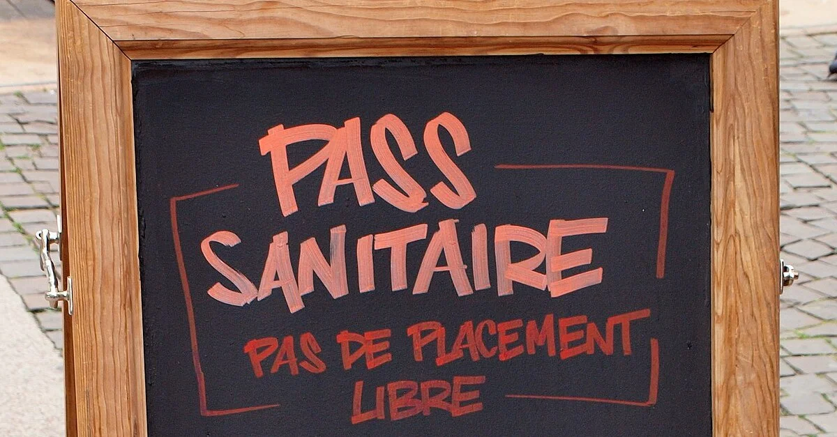 Symbolbild: Zutrittsbeschränkungen in Restaurants in Frankreich / Bild: François GOGLINS, CC BY-SA 4.0, via Wikimedia Commons (Bild zugeschnitten)