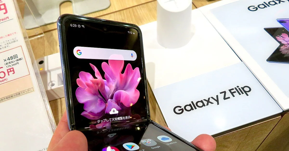 Bild: Das Galaxy Z Flip heißt jetzt in Litauen Galaxy Flip 3 / Bild: KKPCW, CC BY-SA 4.0, via Wikimedia Commons (Bild zugeschnitten)