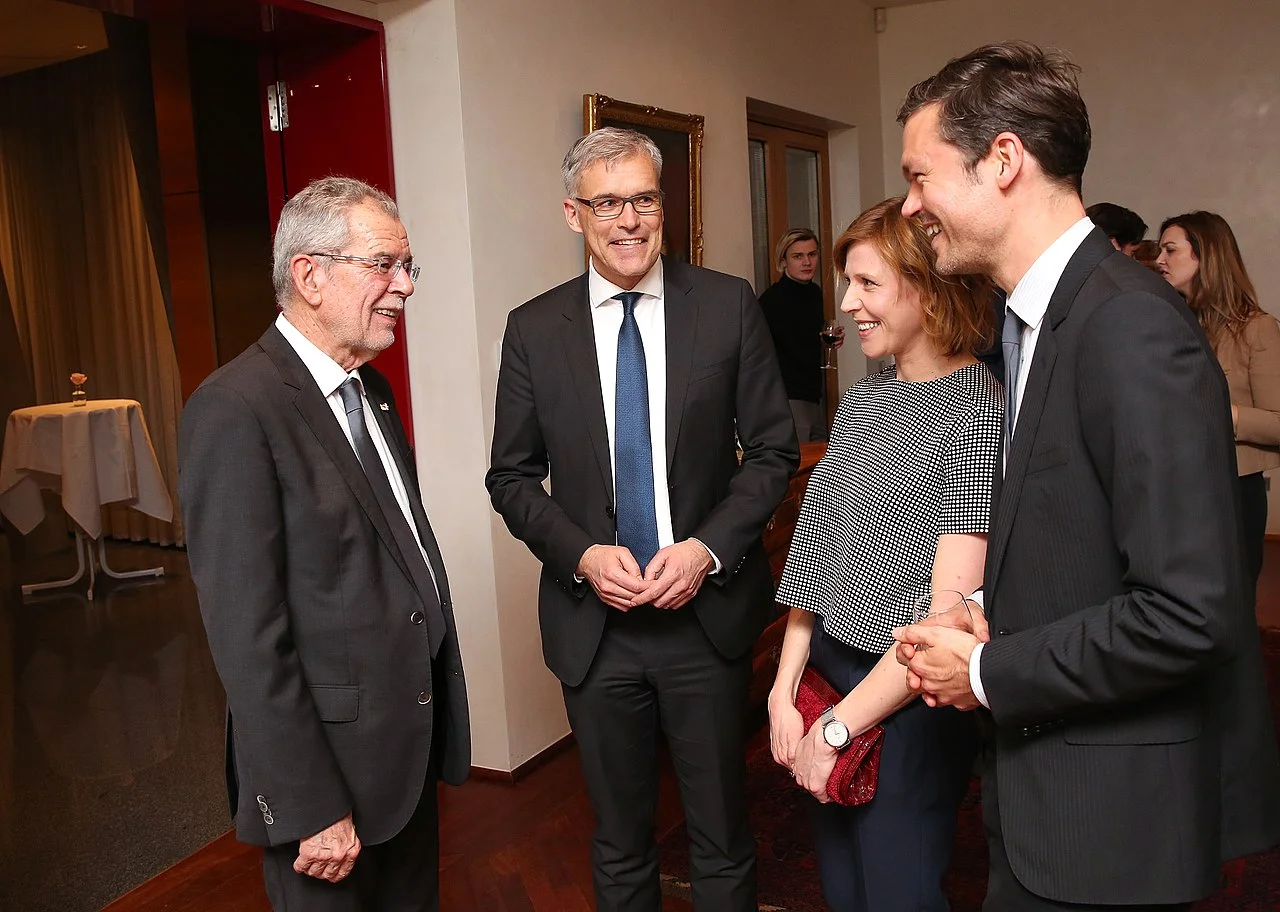 Lothar Lockl (2.v.r.) mit Alexander Van der Bellen, Franziska Weisz und Felix Herzogenrath (von links). Bild: ÖB Berlin, CC BY 2.0, via Wikimedia Commons