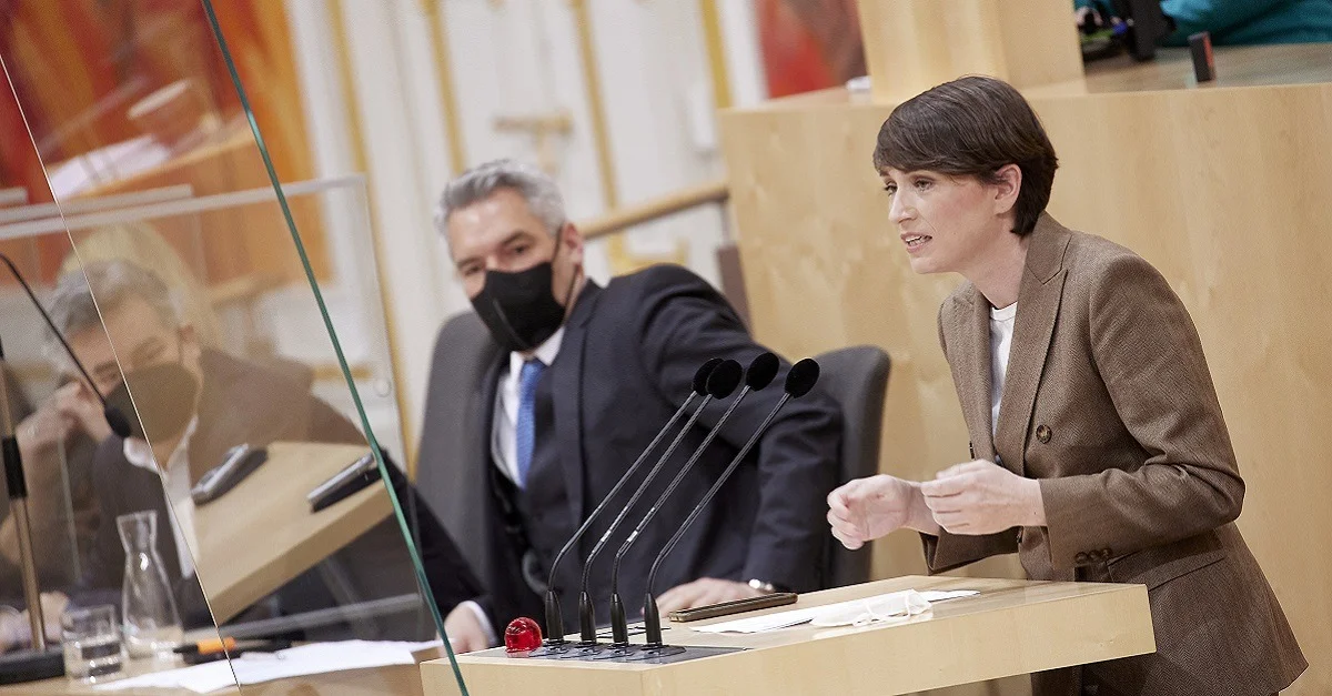 Die grüne Klubchefin Sigrid Maurer am Rednerpult. © Parlamentsdirektion / Thomas Topf