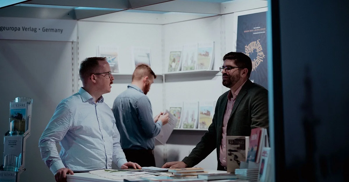 Verleger Philip Stein (rechts im Bild) auf der Frankfurter Buchmesse 2021. Bild: Jungeuropa Verlag