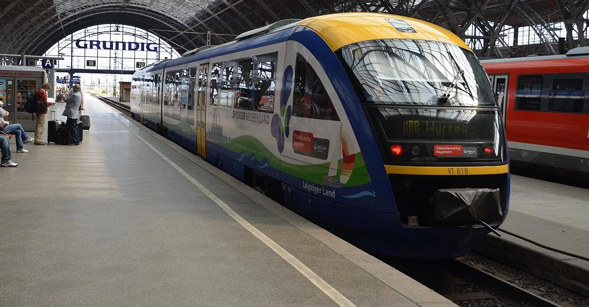 Bild: Regionalbahn in Deutschland / Bild: Torsten Maue from Magdeburg, Deutschland, CC BY-SA 2.0, via Wikimedia Commons (Bild zugeschnitten)